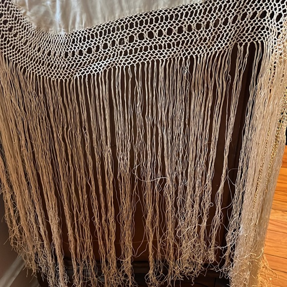 Piano Shawl Antique Silk hand embroidered fringe - Picture 9 of 10